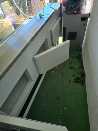 Vitrina de exposición de cristal y plástico