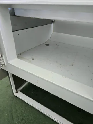 Vitrina de exposición de cristal y plástico