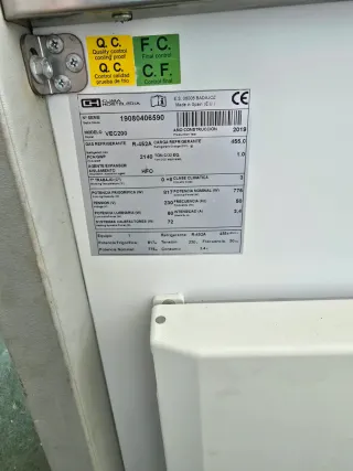 Vitrina de exposición de cristal y plástico