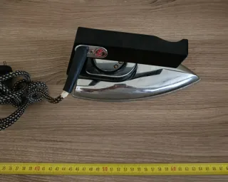 Plancha antigua de metal y plástico