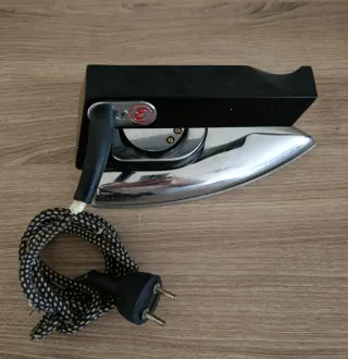 Plancha antigua de metal y plástico