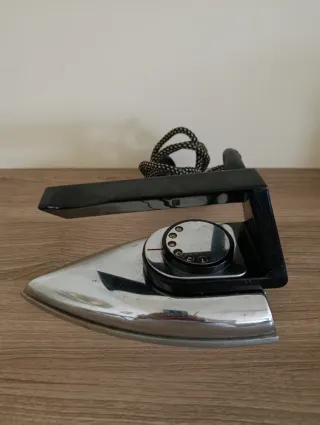 Plancha antigua de metal y plástico