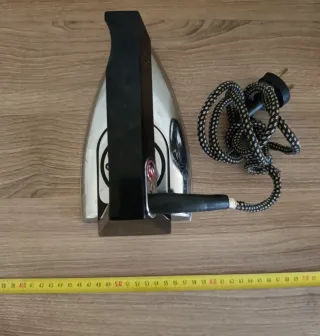 Plancha antigua de metal y plástico