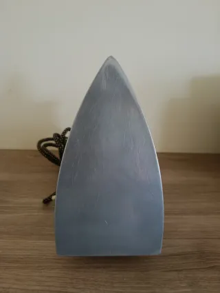 Plancha antigua de metal y plástico