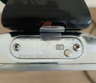 Plancha antigua de metal y plástico