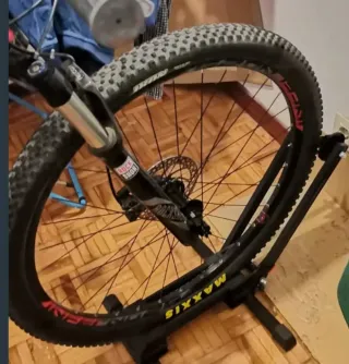 Soporte de suelo para bicicleta