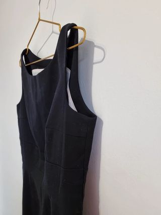 T M Vestido negro entallado