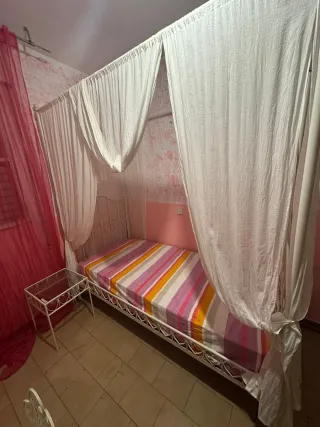 Cama de forja blanca con corazones