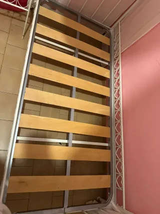 Cama de forja blanca con corazones