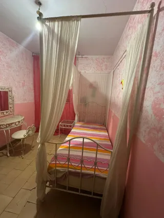 Cama de forja blanca con corazones