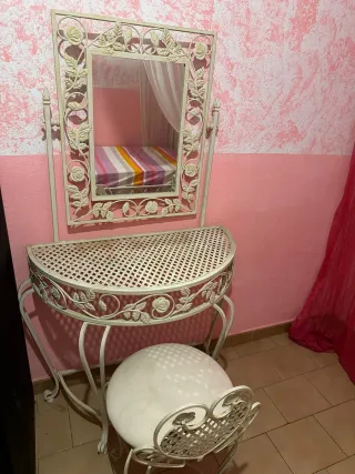 Cama de forja blanca con corazones