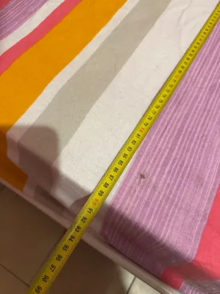 Cama de forja blanca con corazones