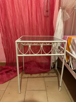 Cama de forja blanca con corazones