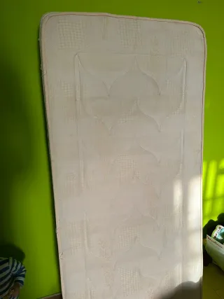 Cama de forja blanca con corazones