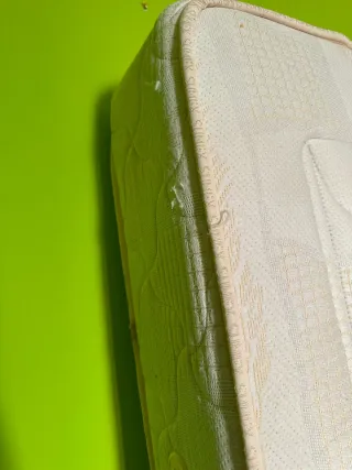 Cama de forja blanca con corazones