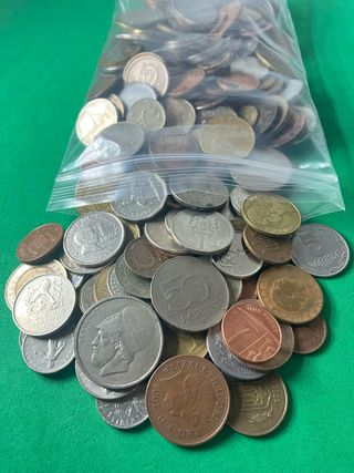L#585 1,2 Kilos de monedas de diferentes países