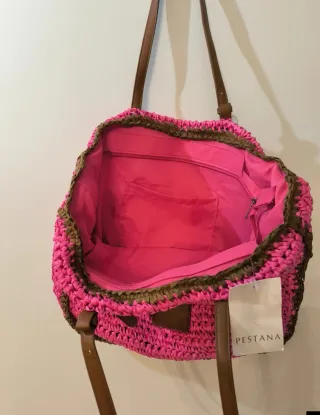 Bolso de rafia rosa con detalles marrones