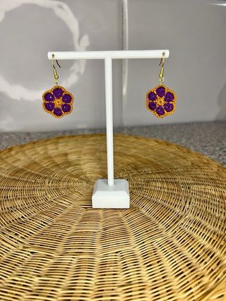 Pendientes flor micro crochet oro y morado