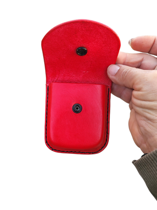 Monedero de cuero rojo diseño de huella.