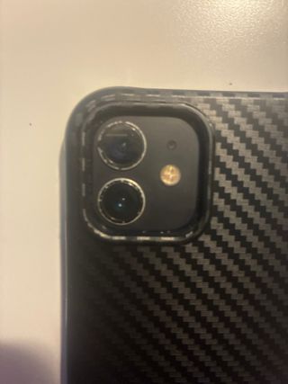 iPhone 12 con detalles en batería y audio