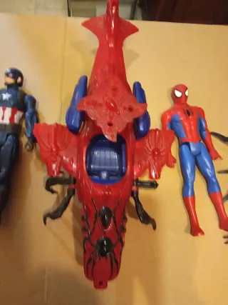 Coche Spiderman y Muñeco Capitán América