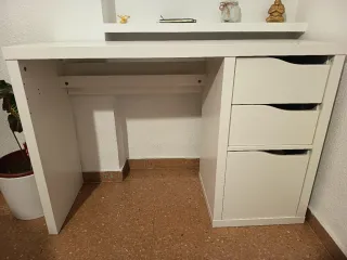 Escritorio blanco con cajones