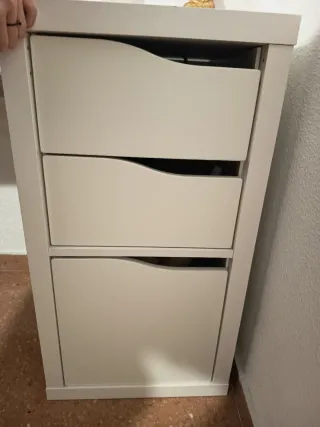 Escritorio blanco con cajones