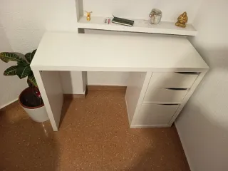 Escritorio blanco con cajones