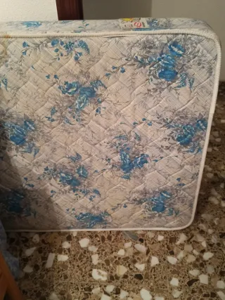 Colchón 90cm y base con 4 patas.