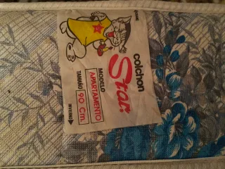 Colchón 90cm y base con 4 patas.