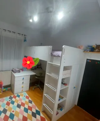 Litera IKEA con escritorio y armario