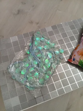 La Bubu y bolsa pequeña con lentejuelas de conchas