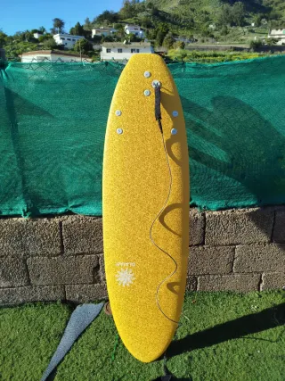Tabla de surf amarilla