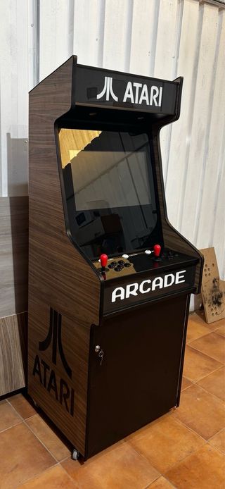 Máquina recreativa estilo arcade con temática de S