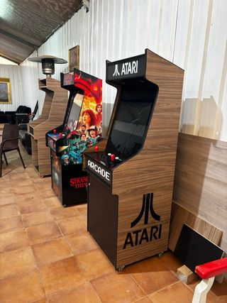 Máquina recreativa estilo arcade con temática de S