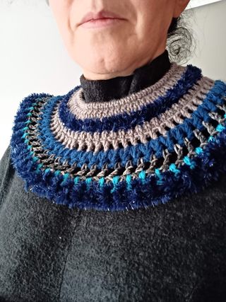 Cuello de lana azul y gris