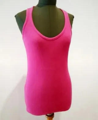 Camiseta tirantes fucsia Bershka