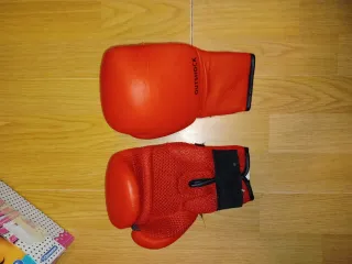 Guantes de boxeo rojos