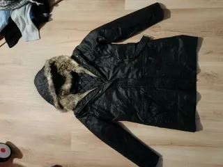 Chaqueta negra con capucha y pelo