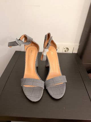 Sandalias de tacón a cuadros