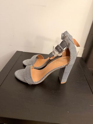 Sandalias de tacón a cuadros