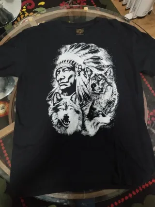 Camiseta Negra Diseño Indio y Lobos