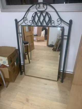 Specchio da camera con cornice in metallo