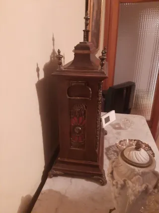 Orologio da tavolo con meccanismo a carillon