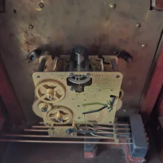 Orologio da tavolo con meccanismo a carillon