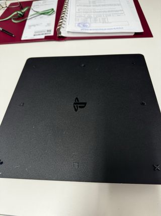 PS4 (PlayStation 4) slime Negra + 4 Juegos 500GB