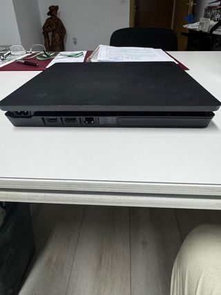 PS4 (PlayStation 4) slime Negra + 4 Juegos 500GB