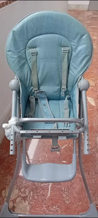 Trona gris con bandeja