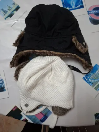 Dos gorros de invierno con orejeras