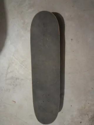 Skate con diseño de corona y rayas